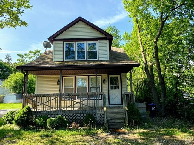 Building Photo - Nice 2 bedroom 1 Bath Upper Unit in Quiet ... Rental
