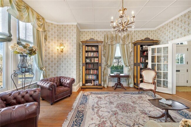 Photo - 287 Gibbs Ave