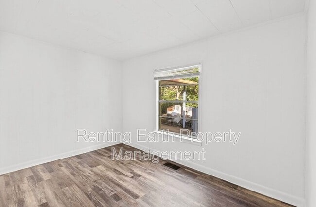 Photo - 929 Heflin Ave E