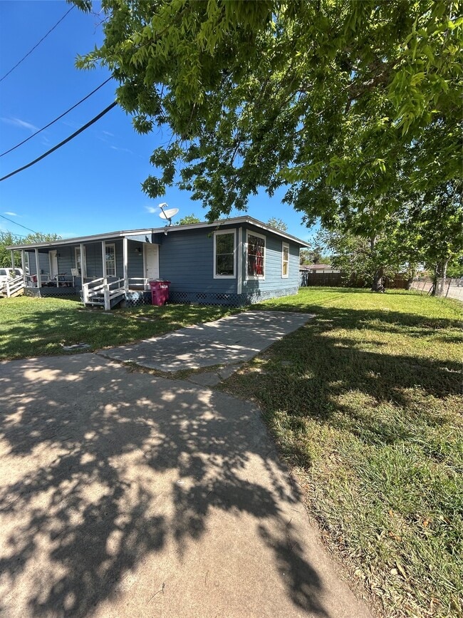 Photo - 1102 W 10th St