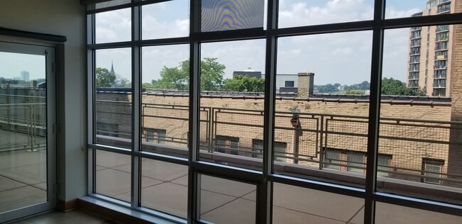 Building Photo - 1550 E Royall Pl Unit 408