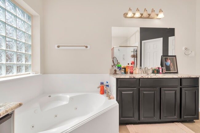 Building Photo - 6915 Moreleigh Branch Dr