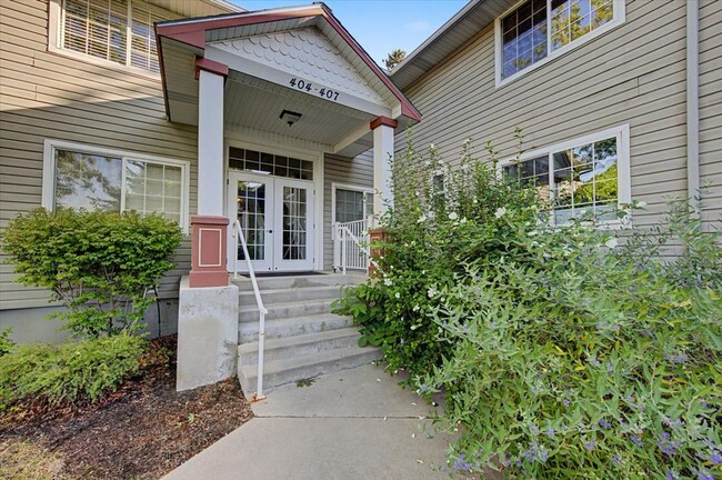 Building Photo - 407 Village Ln