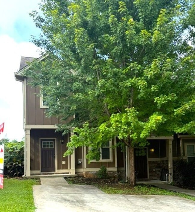 Building Photo - TOWNHOME IN THE CITY