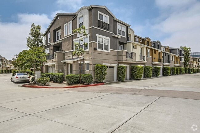 Building Photo - MOVE IN SPECIAL!! - Stylish 2Bd + Den/Offi... Rental