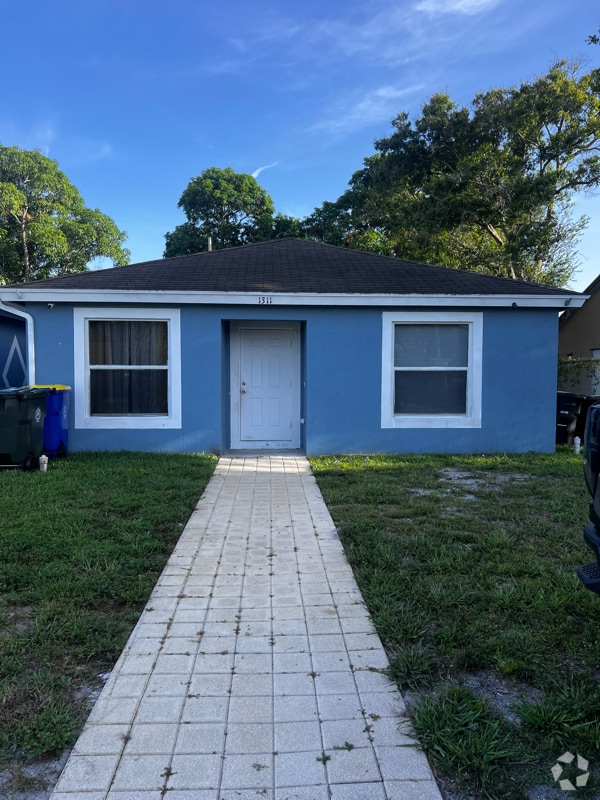 Building Photo - 1311 Emerald Terrace Rental