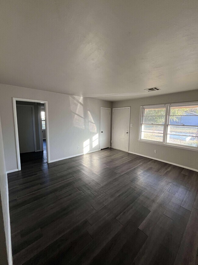 Photo - 701 E Holman Ct