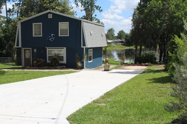 Building Photo - Beautiful 3 bedroom Lakefront Home