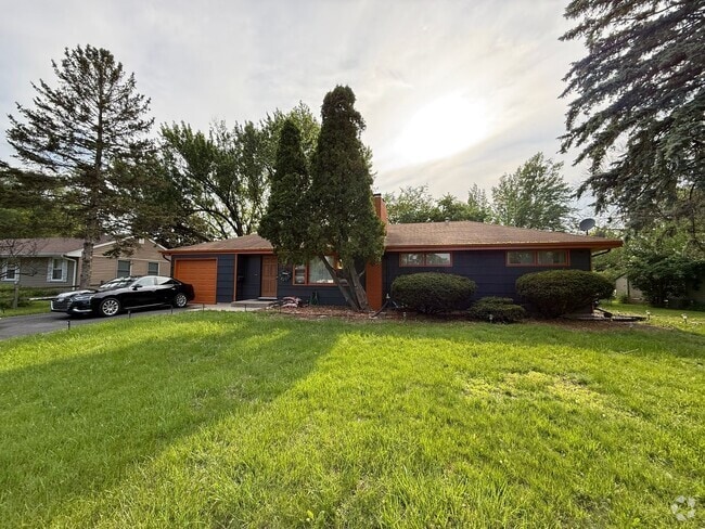Building Photo - Beautiful 4 bed 2.5 Bath Bloomington SF Ho... Rental