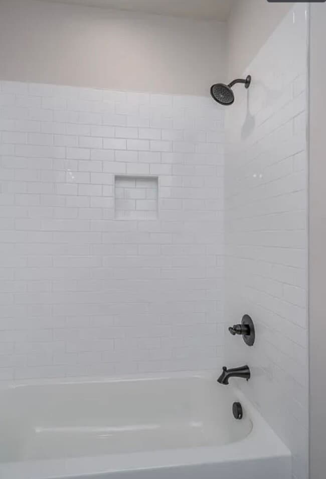 Building Photo - 3 bedroom, 3 bath townhome conveniently lo...