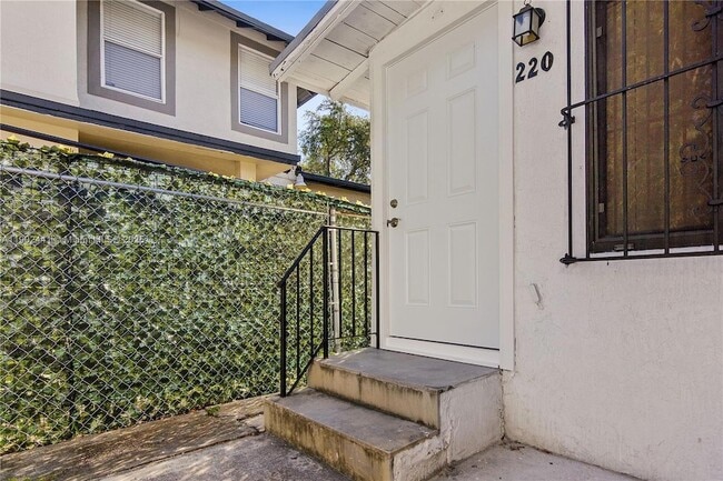 Building Photo - 218 SW 6th Ave