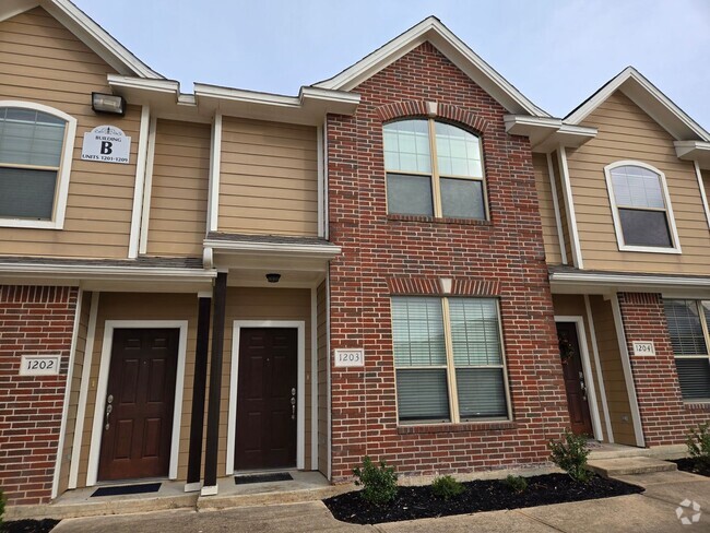 Building Photo - College Station - 2 bed - 2 1/2 bath Townh... Rental