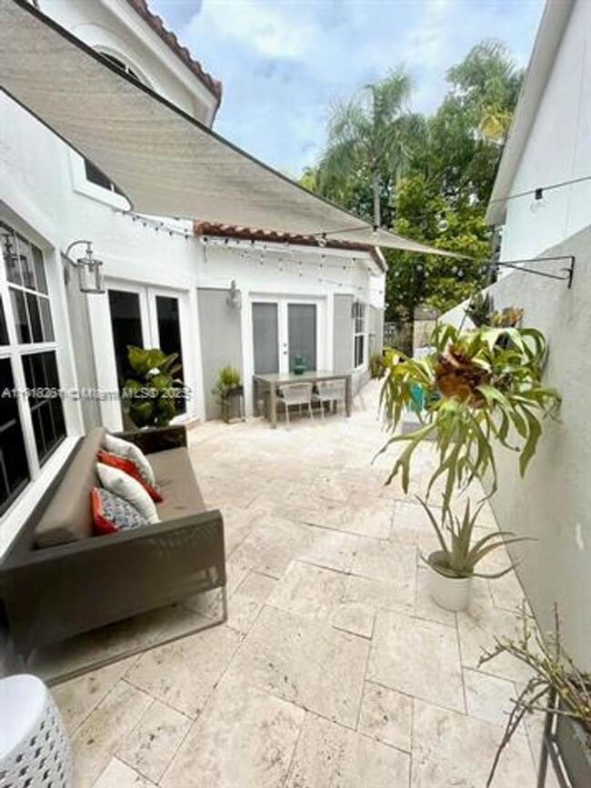 Building Photo - 3070 Allamanda St