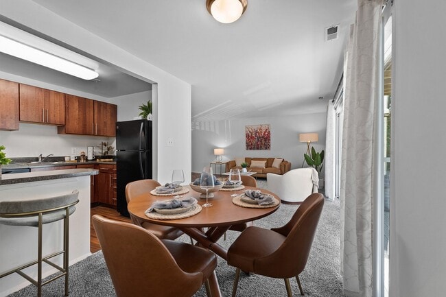 Photo - Kenilworth at Charles Apartments
