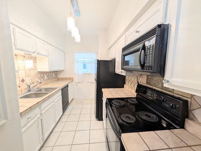Building Photo - 17641 Red Oak Dr Unit 641