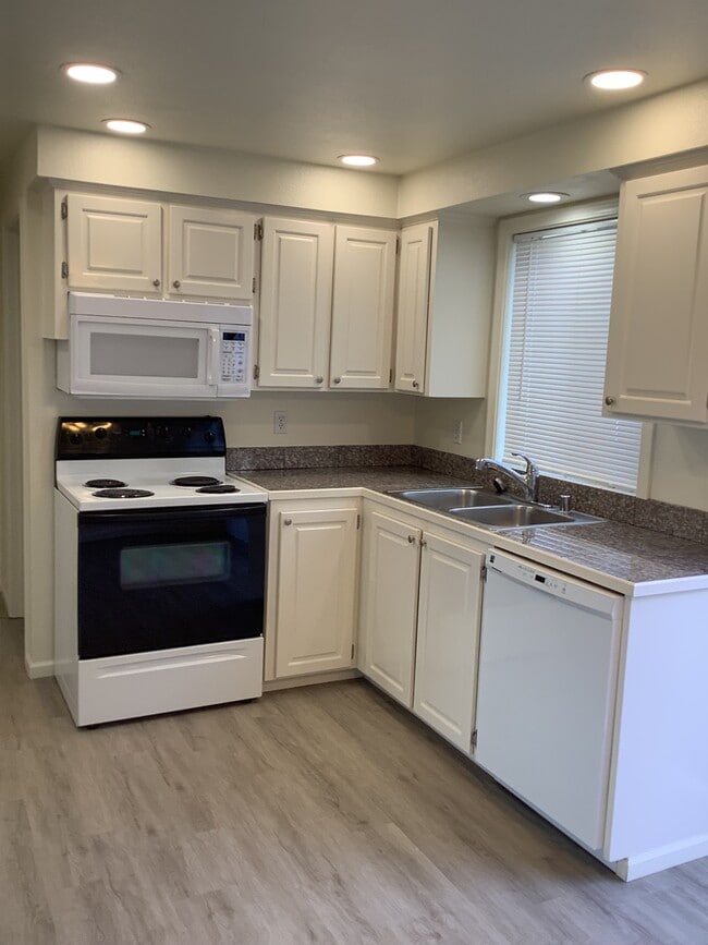 Building Photo - 214 S French Ave Unit 4 Rental