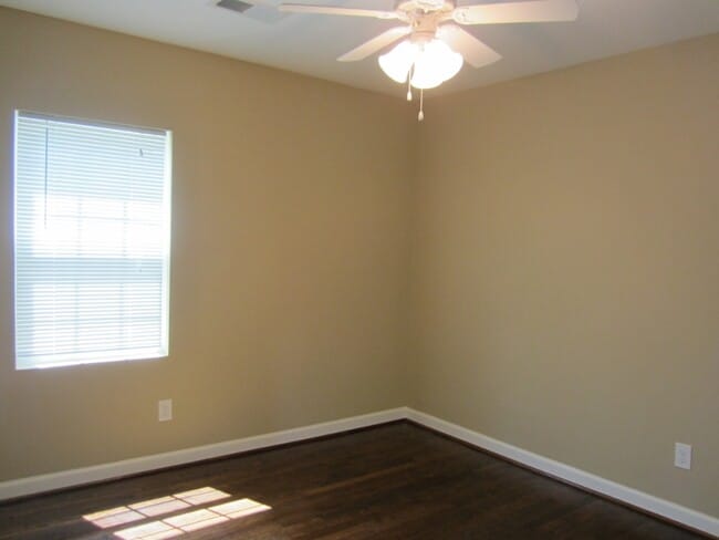 Photo - 609 63rd St S