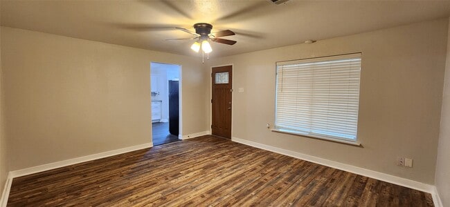 Photo - 1165 Lake St