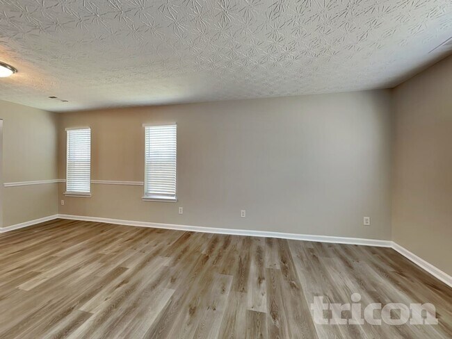 Photo - 305 Sarasota Ln