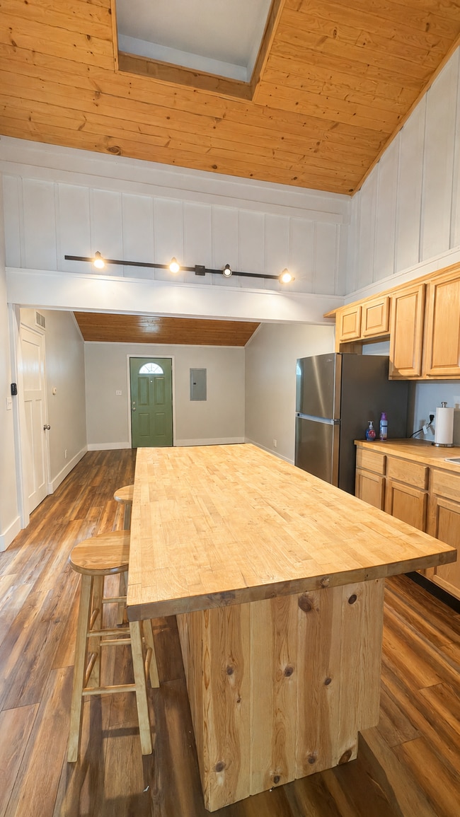 Photo - 315 W 17th St