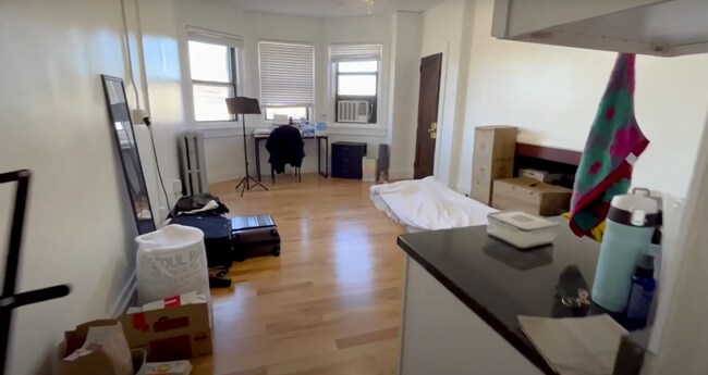 Building Photo - 5 Symphony Rd Rental