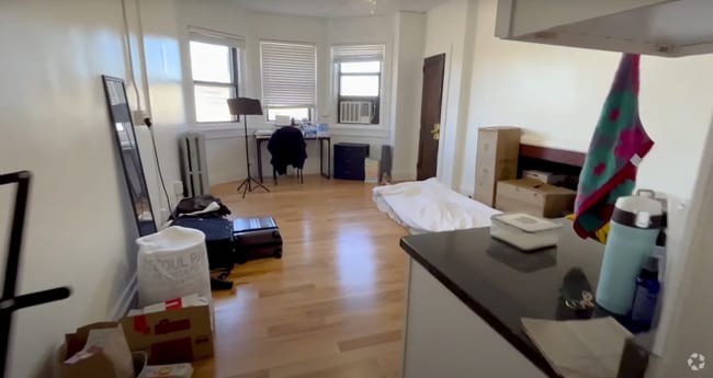 Building Photo - 5 Symphony Rd Rental
