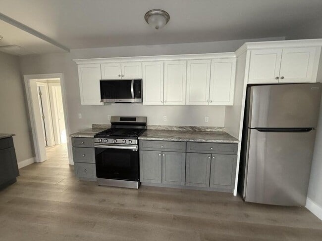 Building Photo - 72 Belmont St Unit 3 Front