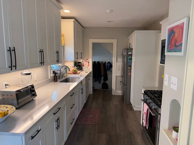 kitchen - 2220 E Jarvis St