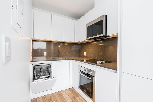 Building Photo - 111 Lawton Blvd Unit 607