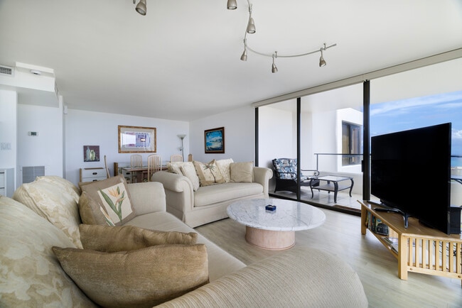 Relax in the living room - 1910 Ala Moana Blvd