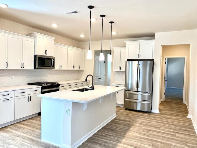 Building Photo - Room in House on Hedge Maple Dr