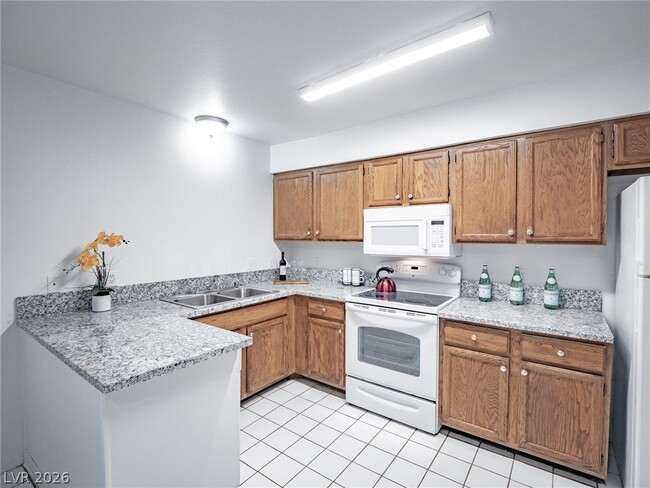 Building Photo - 825 Hedge Way Unit 2