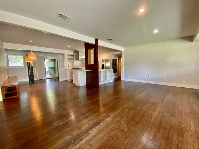 Photo - Charming 4 Bedrooms, 3 Bathrooms Home in Allandale!!!!