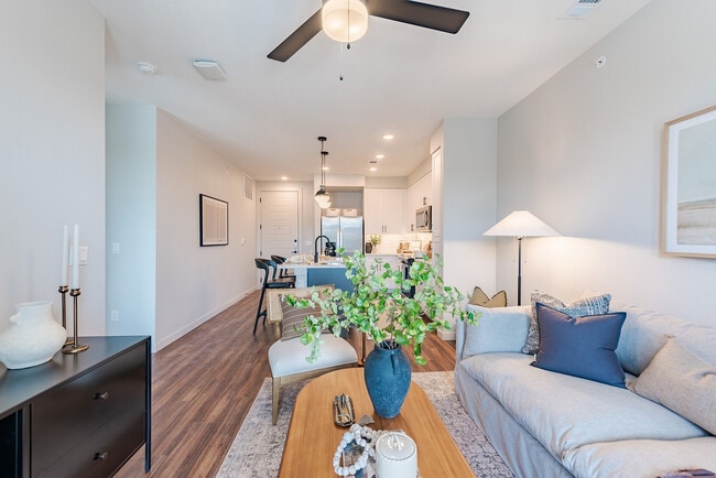 Sala de estar con pisos estilo madera - Tisdale at Lakeline Station Apartments