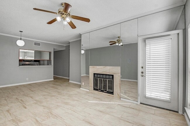 Building Photo - 807 W 25th St Unit 210