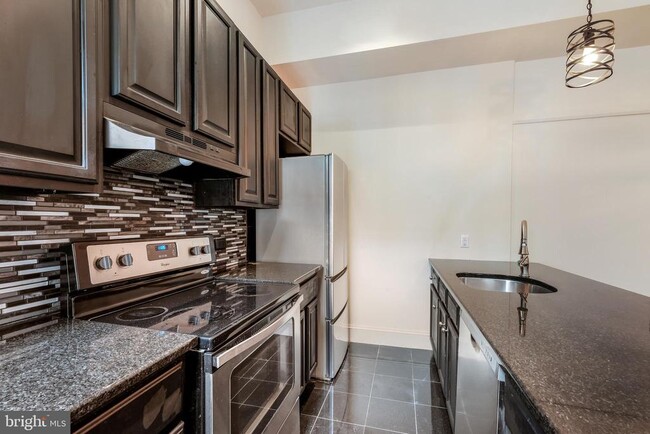 Building Photo - 704 S Washington Square Unit 1R