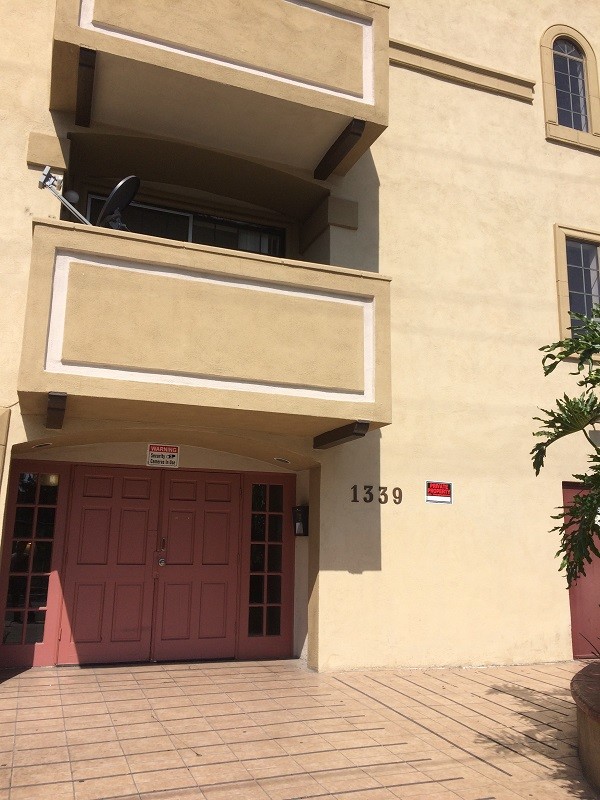 Building Photo - 1339 N Sycamore Ave Unit 305 Rental