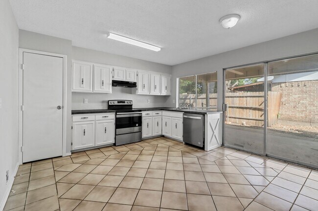 Photo - QUAINT AND COZY  3 Bedroom, 2 bathroom Hou...