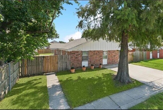 Building Photo - 7825 Dorsett Dr