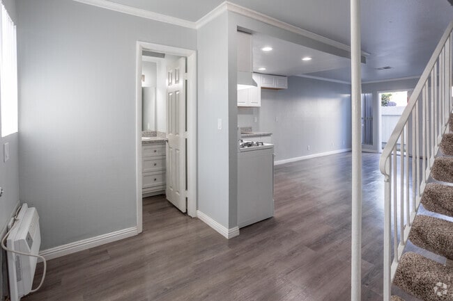 2BR, 1.5BA - 910SF