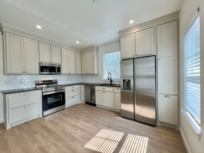Building Photo - 216 E Hurd St Unit 250 Rental