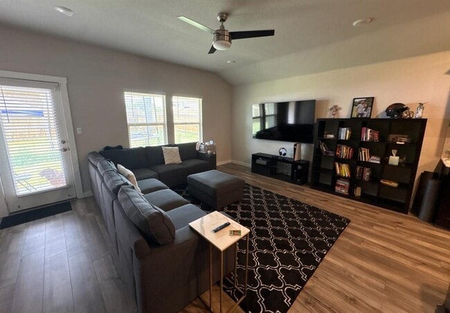 Photo - 500 Veneta Ln
