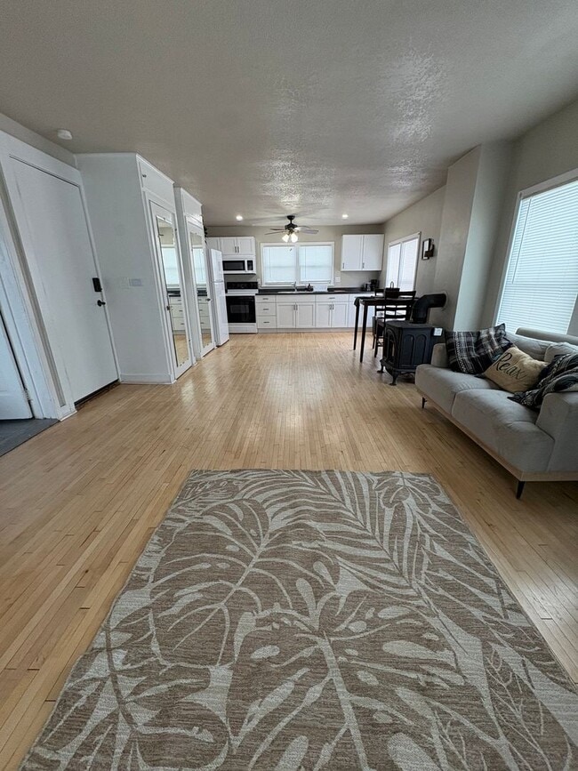 Building Photo - ADI - Kilbourn Unit D