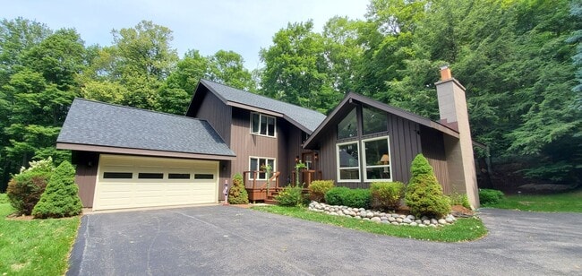Building Photo - Furnished Off-Season Only 4 Bedrooms in Be... Rental