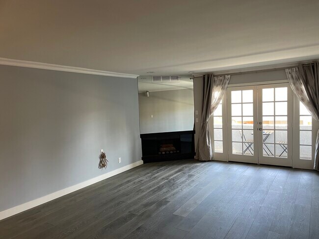 Recently remodeled large bedroom plus additional bonus room . - 901 10th St Unidad 202