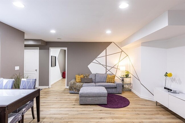 Photo - 6878-198B 198b St