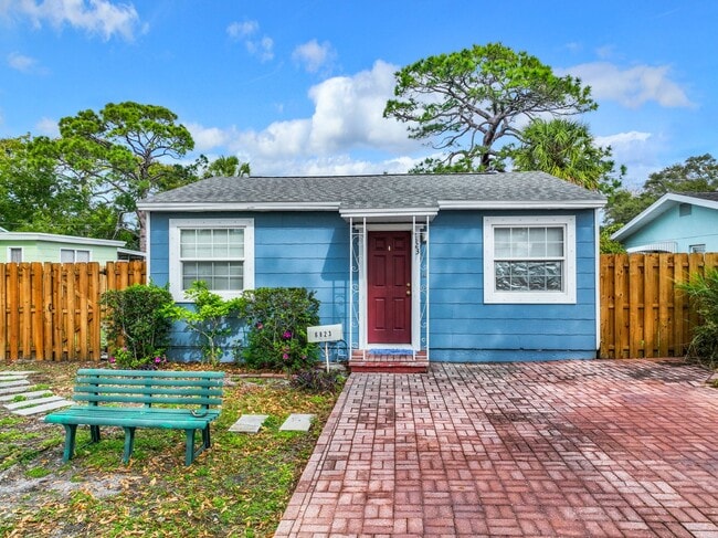 Building Photo - Beautifully remodeled, 1,332-square foot 3 bedroom/ 2½ bath/ home