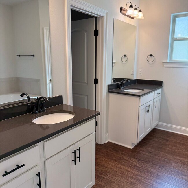 Photo - Beautiful 3BR / 2.5BA Townhouse Just 4 Miles from LSU!  Cottages at University Villas