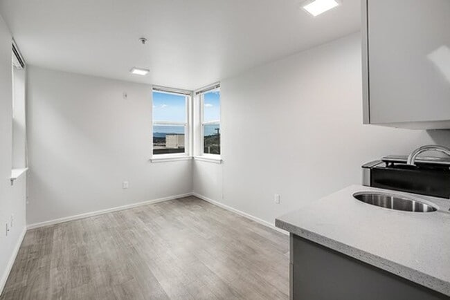 2371 Franklin Apartments in Eastlake