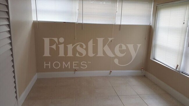 Photo - 1344 W River Dr